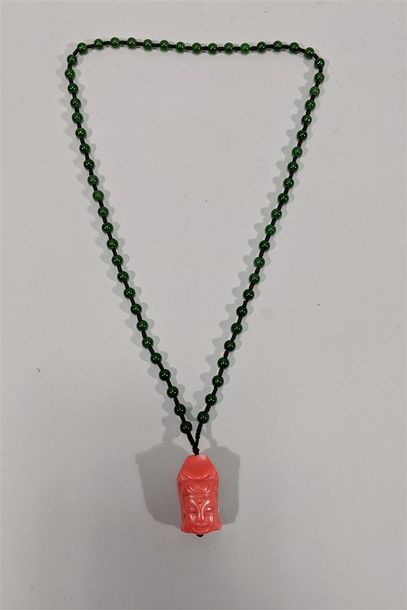 null Collier en perle de jade vert avec pendentif en corail en forme de tête de Bodhisattva...