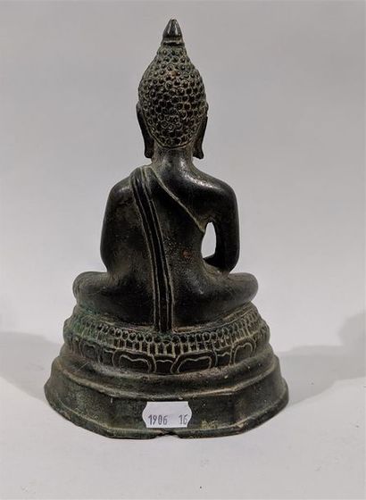 null Statuette de Bouddha en bronze assis en padmasana sur une base lotiforme, les...