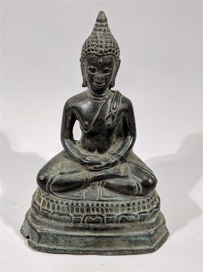 null Statuette de Bouddha en bronze assis en padmasana sur une base lotiforme, les...