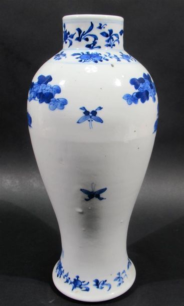 null Vase en porcelaine à décor en camaïeu bleu - Ht : 26 cm Expert : PHILIPPE DELALANDE...