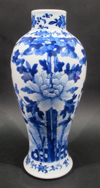 null Vase en porcelaine à décor en camaïeu bleu - Ht : 26 cm Expert : PHILIPPE DELALANDE...