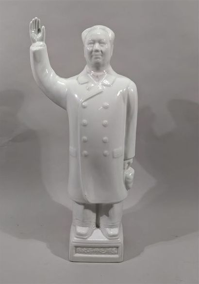 null Statue en porcelaine blanche représentant " Mao Zedong en pied le bras levé...