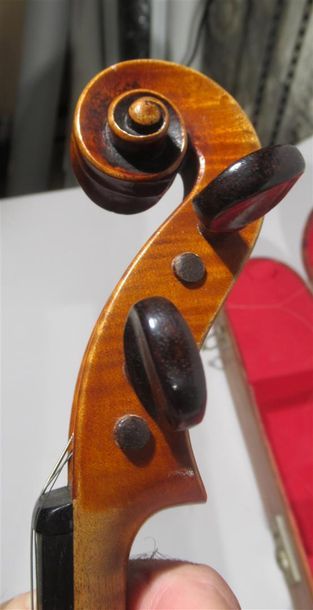 null Violon 3/4, la table en érable et le fond double en érable ondé - Porte une...