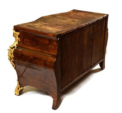 null IMPORTANT COMMODE TOMBEAU known as "with moustaches" in veneer of inlaid Rio...