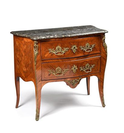 null Commode sauteuse en bois de rose et d'amaranthe marqueté à décor de fleurs,...