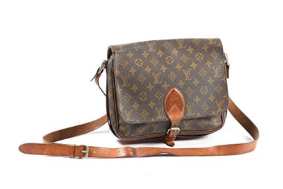 null LOUIS VUITTON - Sac « Cartouchière » vintage en toile Monogram et cuir naturel,...