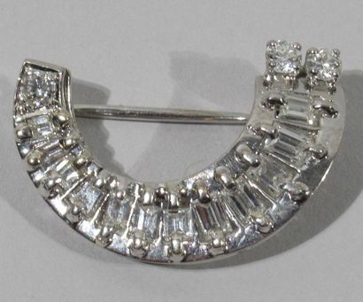 null Half moon brooch in 18 K (750/oo) white gold and platinum decorated with baguette-cut...