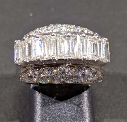 null 18 K (750/oo) white gold rush ring surmounted by eight baguette-cut diamonds...