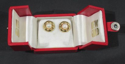 null Paire de boutons d'oreille en or jaune 18 K (750/oo) surmontés de perles de...