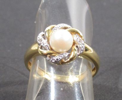 null Bague en or jaune 18 K (750/oo) surmontée d'une perle fantaisie dans un entourage...