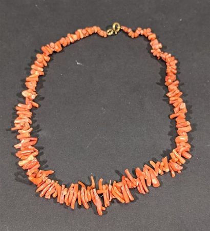 null Collier de corail brut avec fermoir en métal doré - Lg : 39 cm 