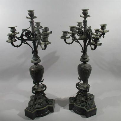 null Deux importants chandeliers en bronze à patine brune, à six bras de lumière...