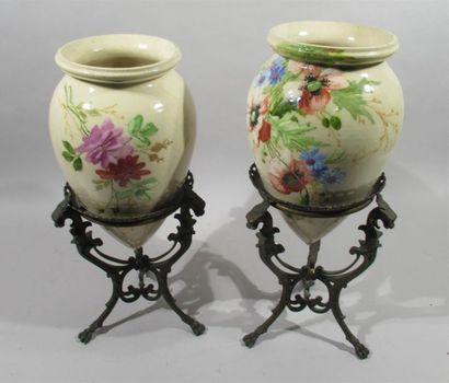 null NIVALLAS (XIXe/XXe) - Paire de vases en forme d'amphores en faïence à décor...