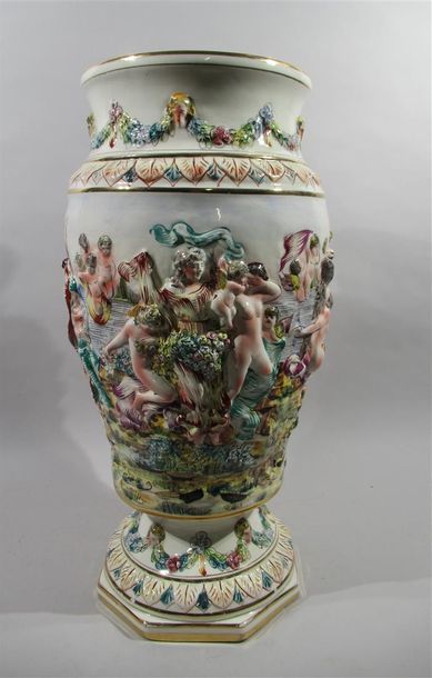 null Grand vase en porcelaine polychromes à décor de femme nues, putti et guirlandes...