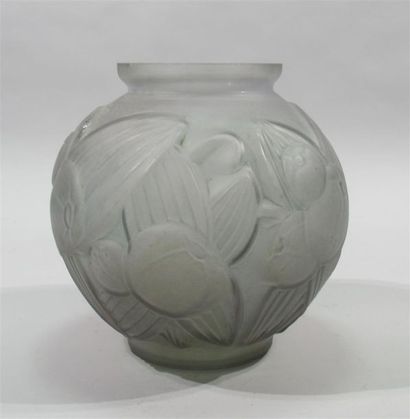 null Vase boule en verre moulé pressé à décor de fruits sur fond de feuilles - Epoque...