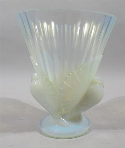 null Vase en verre pressé moulé opalescent de forme tronconique sur piédouche à décor...