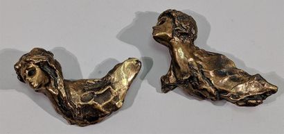 null REUNION DE DEUX ELEMENTS DE DECOR en bronze représentant des bustes de femmes....