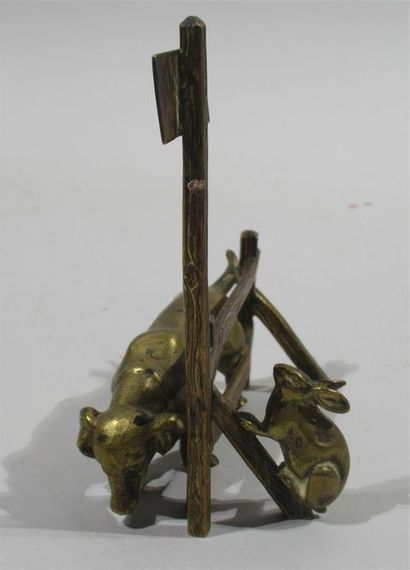 null ANONYME - Sujet en bronze à patine dorée figurant un chien de chasse devant...