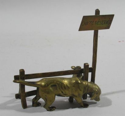null ANONYME - Sujet en bronze à patine dorée figurant un chien de chasse devant...