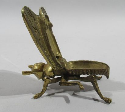 null Boite à épingles en bronze à patine dorée figurant une abeille, les ailes en...