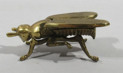 null Boite à épingles en bronze à patine dorée figurant une abeille, les ailes en...