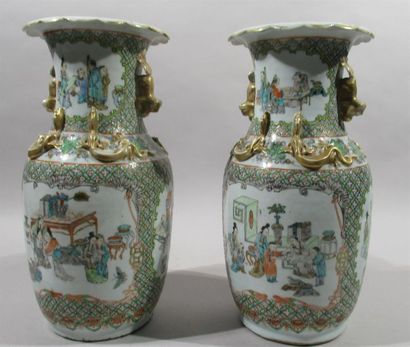 null CHINE - CANTON Paire de vases balustre en porcelaine à décor de scènes de palais...