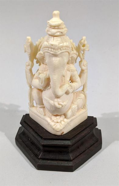 null Statuette en ivoire finement sculptée du Dieu Ganesh a tête d' éléphant symbolisant...