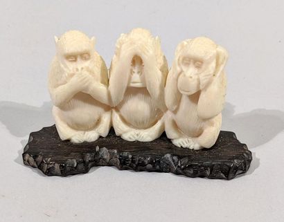 null Okimono en ivoire sculpté de trois singes illustrant le SAMBIKISARU -ne rien...