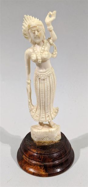 null Sujet Déesse en ivoire sculpté - Sur socle bois - Ht totale : 12,5 cm 