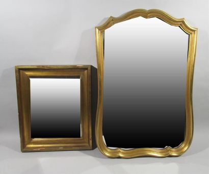 null Miroir en bois doré à bords chantournés. 73 x 47,5 cm. On y joint un autre miroir...