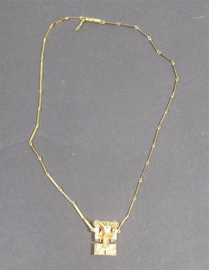 null Chaîne retenant un pendentif figurant un masque Mexicain en or jaune 14 K, la...