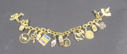 null Important bracelet en or jaune 18 K (750/oo) à mailles forçat retenant un ensemble...
