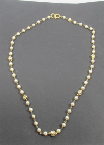 null CHANEL PARIS - Sautoir en perles fantaisie agrémentées de strass - Signé sur...