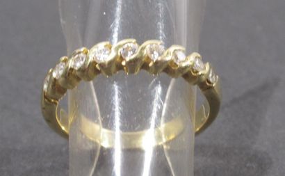 null Demi-alliance américaine en or jaune 18 K (750/oo) ornée de neuf petits diamants...