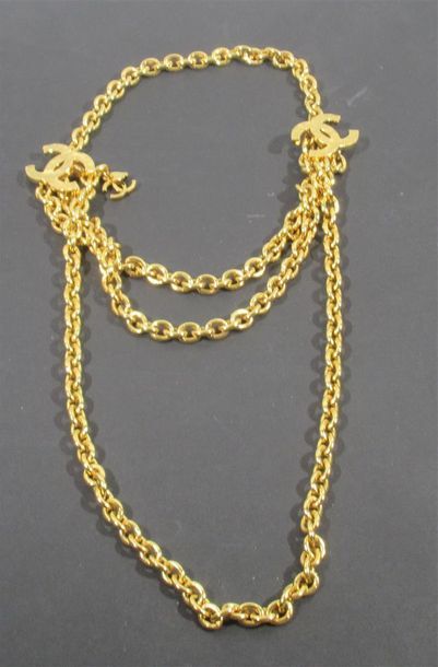null CHANEL PARIS - Sautoir en métal doré à maille forçat composé d'une chaîne principale...