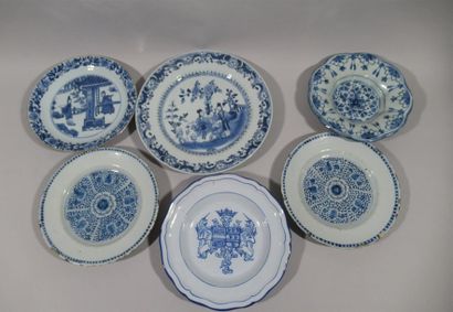 null Réunion de six assiettes en porcelaine et faience à décor bleu et blanc, dont...
