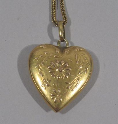 null Pendentif porte-souvenir "Coeur" en or jaune 18 K (750/oo) retenu par une chaîne...