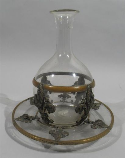 null Carafe en verre avec monture en métal doré à décor de fleurs de lys en applique...