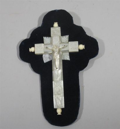 null Croix crucifix en nacre moulurée, sculptée et ciselée sur fond de velours bleu...