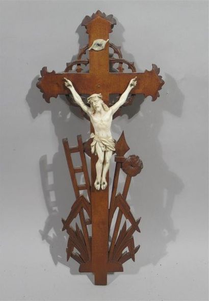 null Christ en ivoire sculpté sur fond d'acajou sculpté figurant une Croix et les...