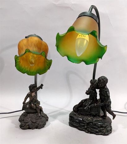 null Réunion de deux lampes à tulipe en verre orange et verte, pietements à décor...
