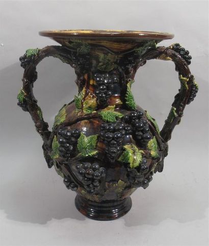 null VASE à anses en faience vernissée, à décor de pampres de vignes. (Accident)...