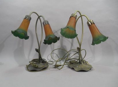 null PAIRE DE LAMPES à deux bras de lumières agrémentés de tulipes en verre polychrome,...