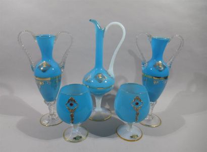 null Réunion d'une paires de vases à anses et d'une aiguillière en verre opalin bleu...