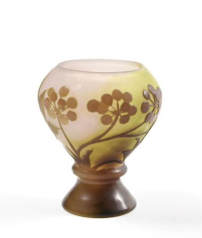null Emile GALLE (1846-1904) - Vase bulbe en verre multicouche dégagé à l'acide à...
