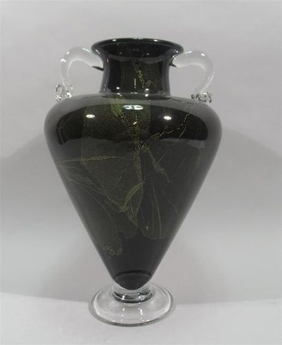 null Vase à deux anses en verre multicouche à décor fin résillé or sur fond noir...