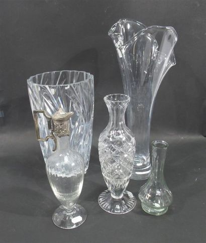 null LOT DE VERRERIE comprenant deux vases en cristal, un flacon en verre, un aiguillière...