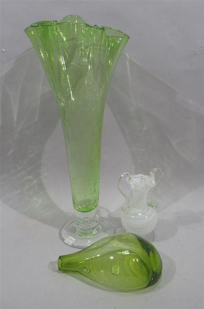 null BIOT (Dans le goût de) Vase à col évasé chantourné de couleur vert à décor de...