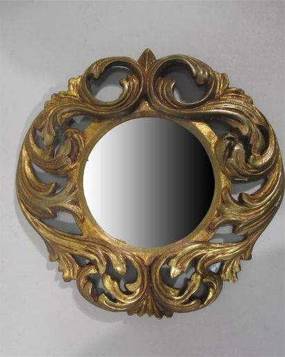 null Miroir sorcière en bois sculpté et doré à décor ajouré de rinceaux feuillagés...