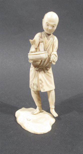 null Okimono en ivoire sculpté figurant un homme portant un plateau avec deux sacs-...